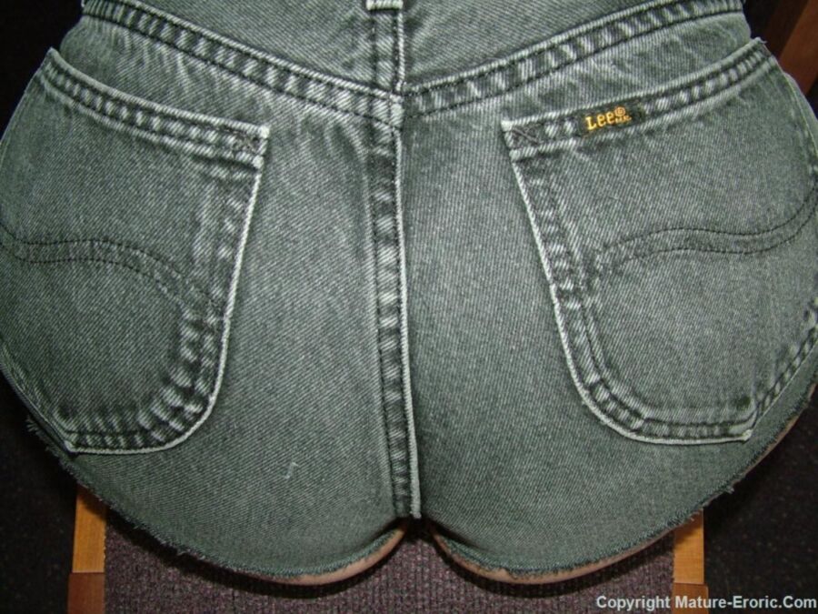 Mamie aux gros seins en short en jean