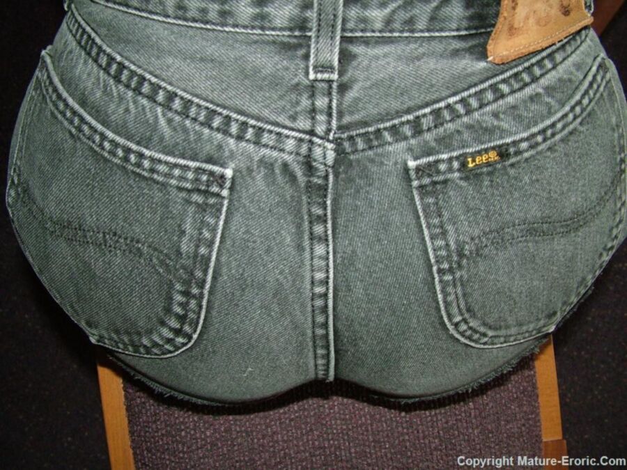 Mamie aux gros seins en short en jean