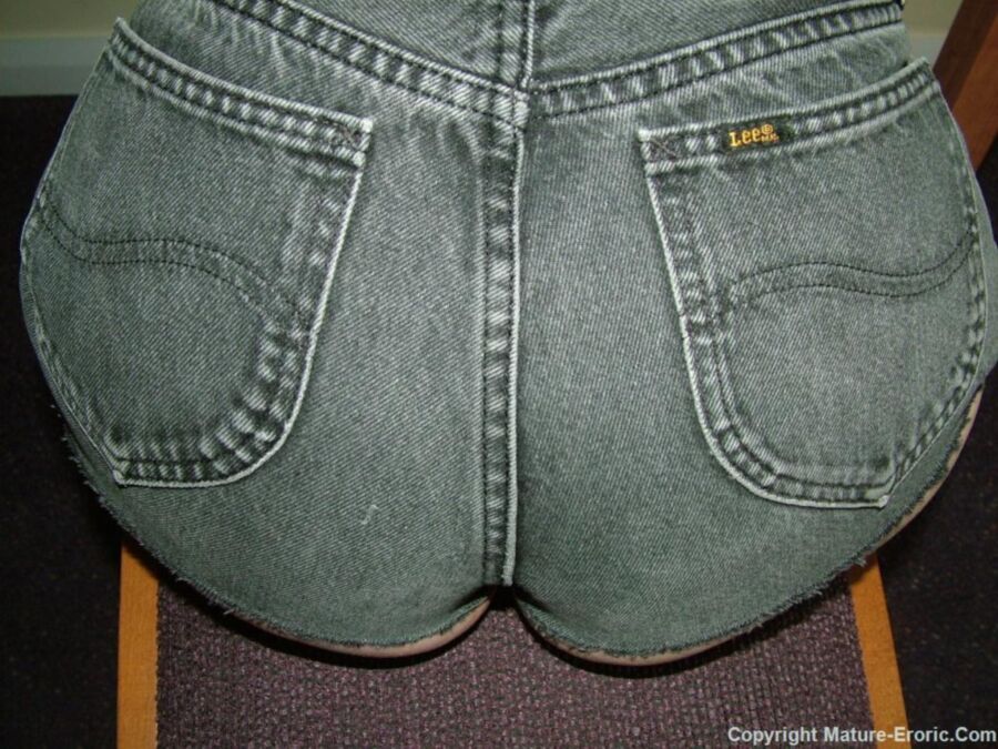 Mamie aux gros seins en short en jean