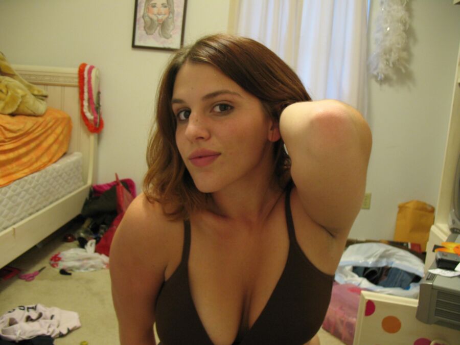 Brunette Teen Show off