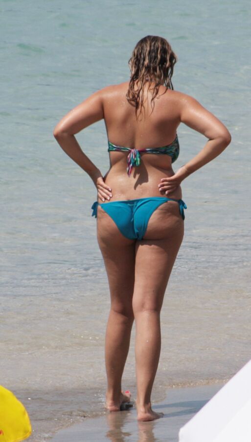 BBW diosa tetona en la playa