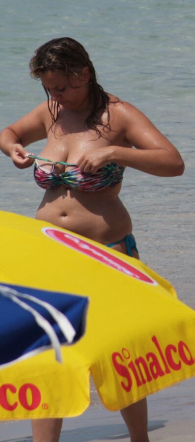 BBW diosa tetona en la playa