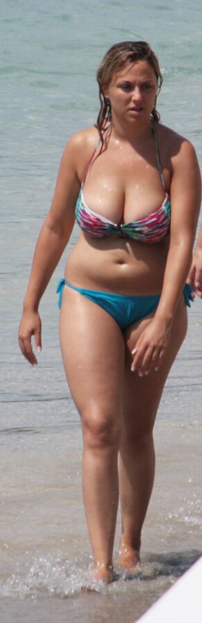 BBW diosa tetona en la playa