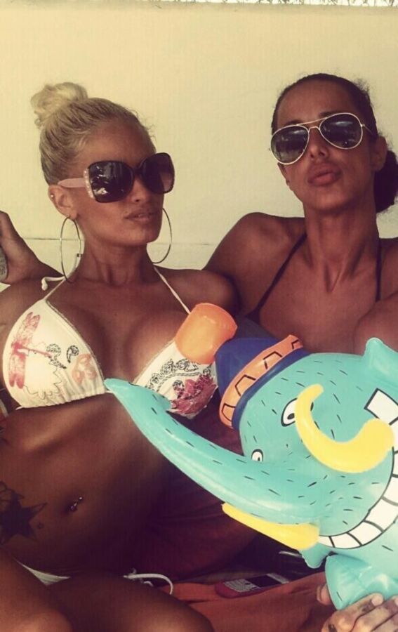 Chicas calientes con gafas de sol geniales