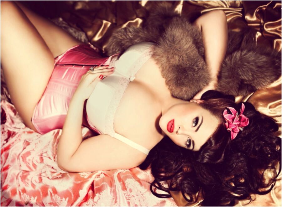 plus size pinups