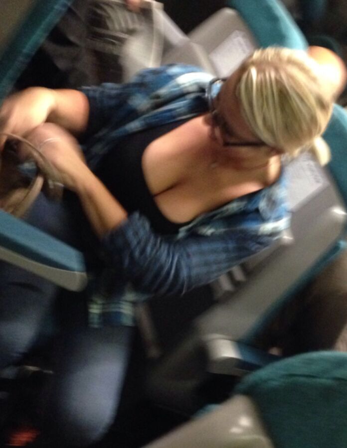 Voyeur train girl great tits / cleavage