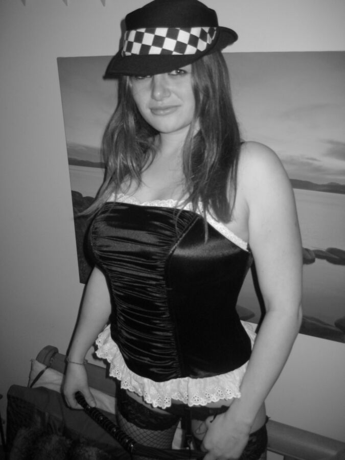 SEXY_SHELLY en tenue de servante/police