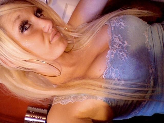 Rubia británica autofoto con bonitas tetas