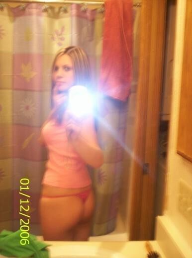 Blondie miroir avec de beaux seins