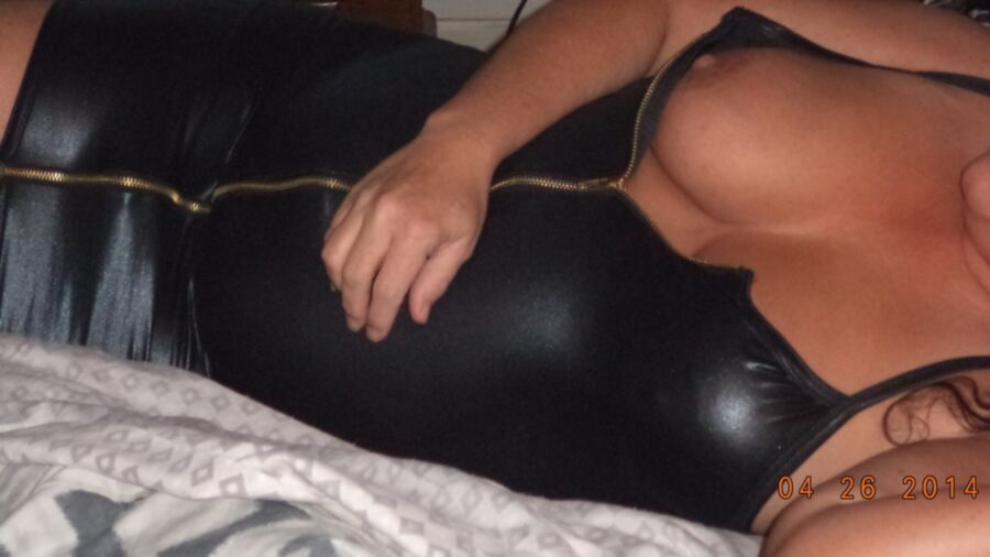 HOT SLUT MILF IN LEATHER