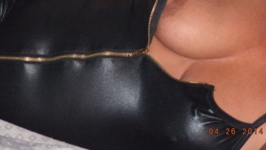 HOT SLUT MILF IN LEATHER