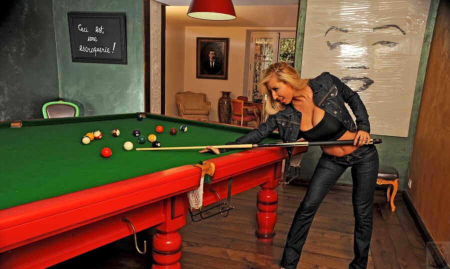 Die vollbusige Venera spielt nicht Billard