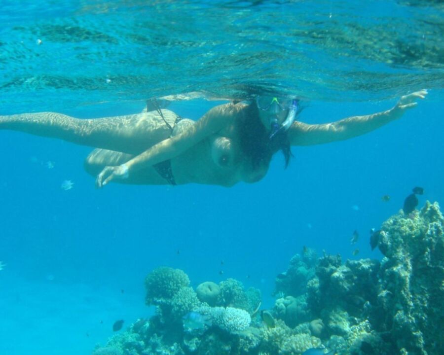 Mujer de vacaciones tetona