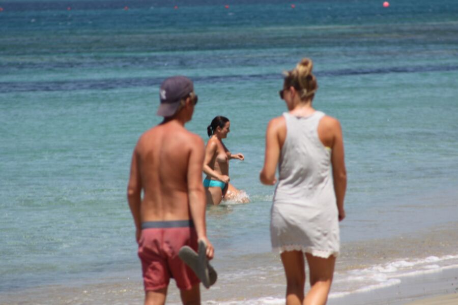 Mutterschönheit oben ohne in Agia Anna, Naxos erwischt