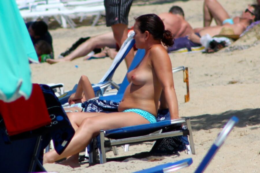 Mom beauty caught topless in Agia Anna, Naxos