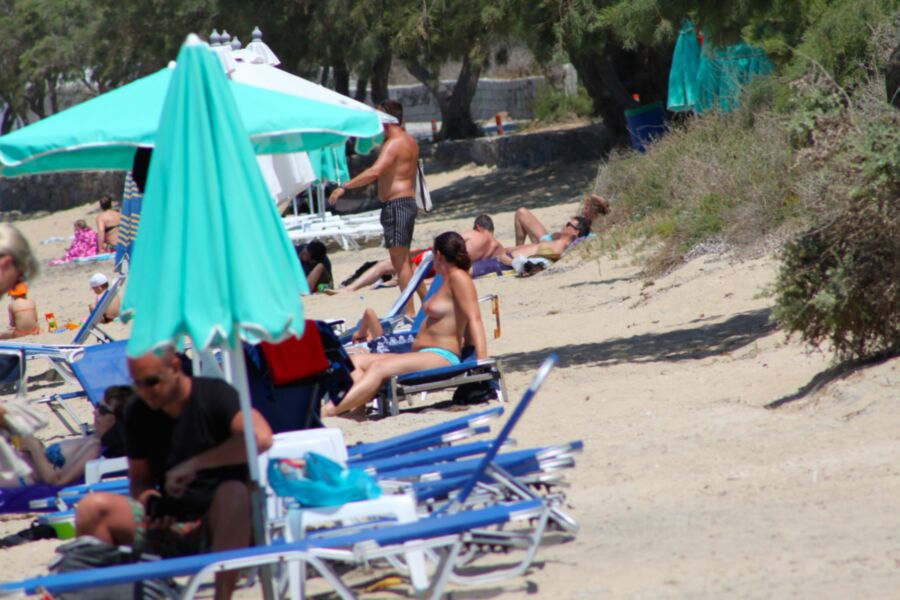 Mom beauty caught topless in Agia Anna, Naxos