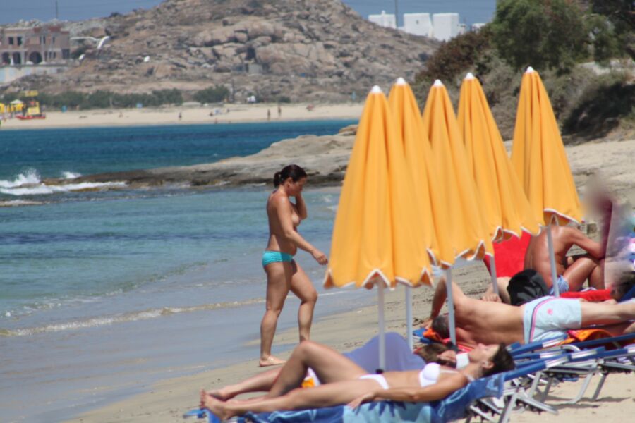 Mamãe linda flagrada em topless em Agia Anna, Naxos