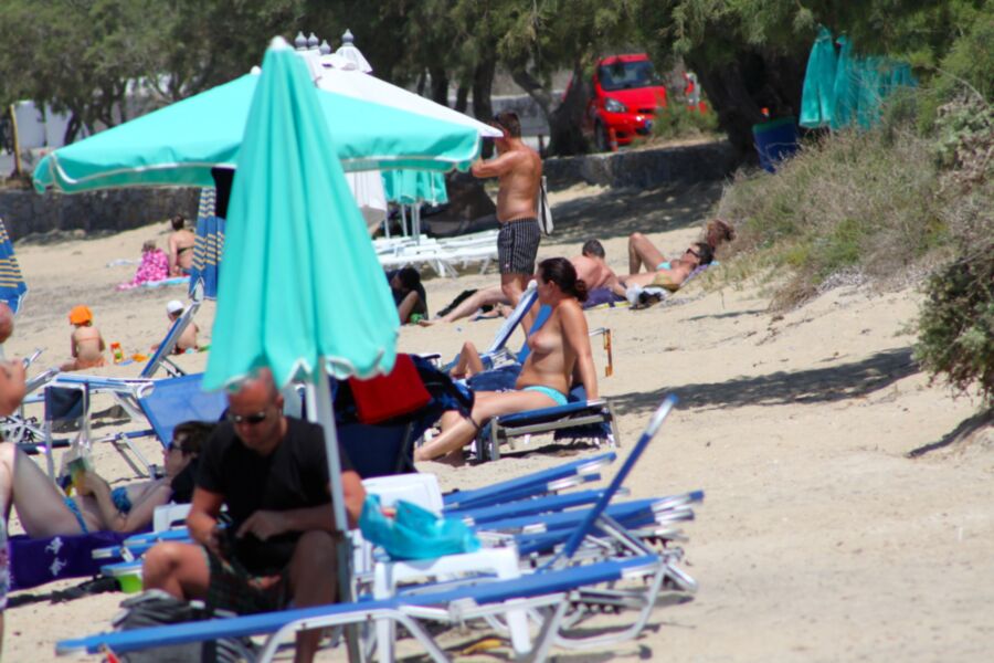 Mamãe linda flagrada em topless em Agia Anna, Naxos