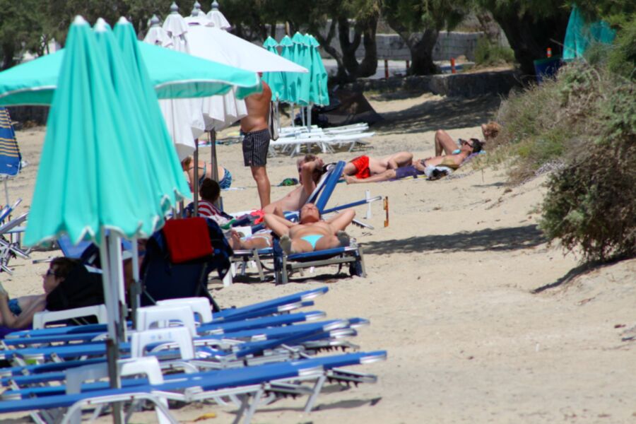 Mutterschönheit oben ohne in Agia Anna, Naxos erwischt