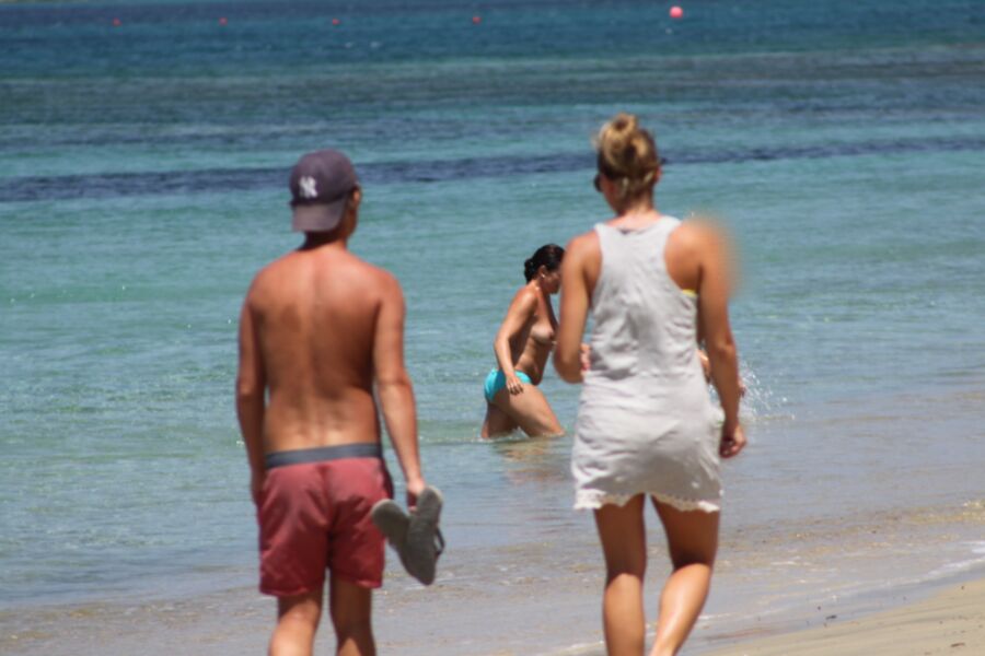 Mutterschönheit oben ohne in Agia Anna, Naxos erwischt