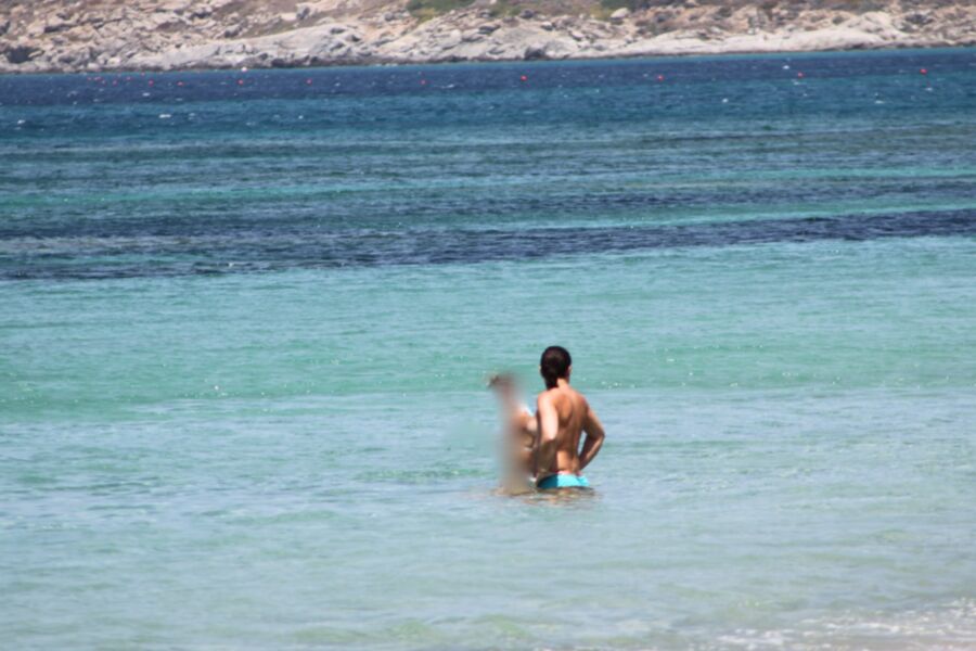 Mutterschönheit oben ohne in Agia Anna, Naxos erwischt