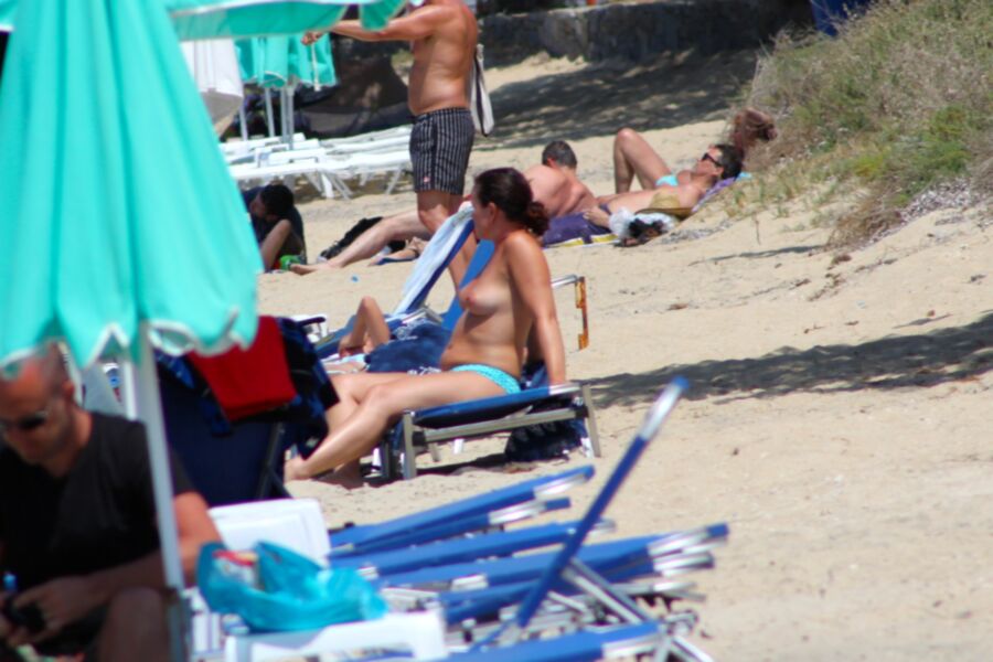 Mamãe linda flagrada em topless em Agia Anna, Naxos