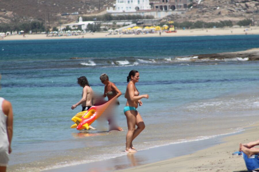 Mamãe linda flagrada em topless em Agia Anna, Naxos