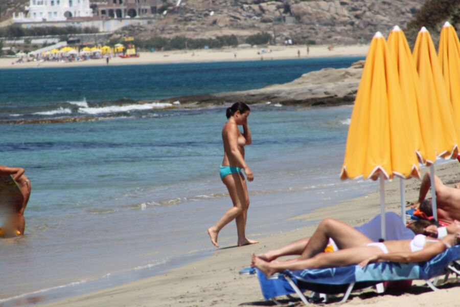 Mutterschönheit oben ohne in Agia Anna, Naxos erwischt