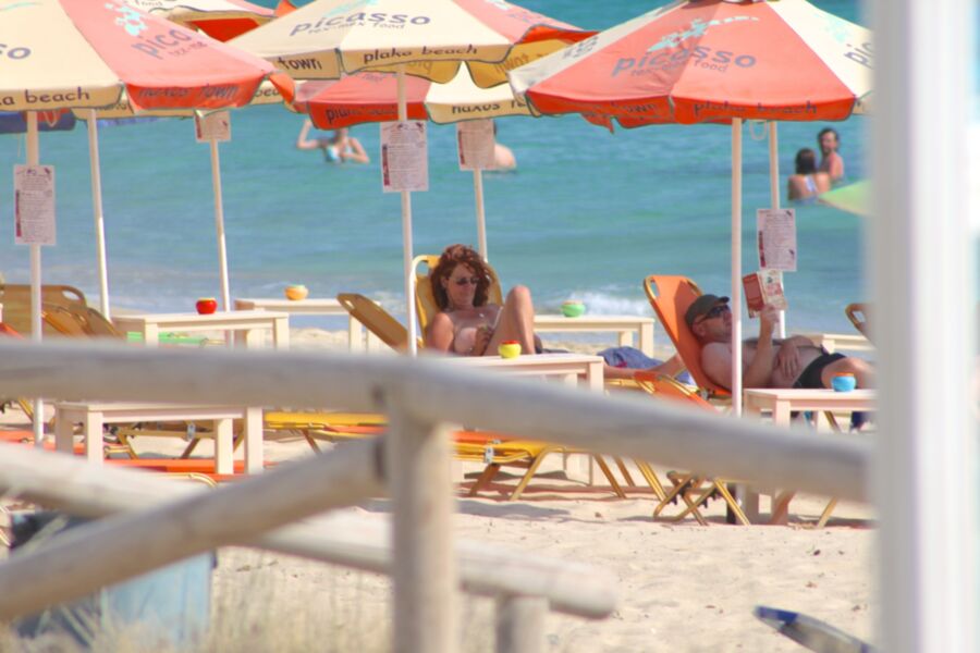 Rothaarige MILF oben ohne am Strand von Plaka auf Naxos erwischt