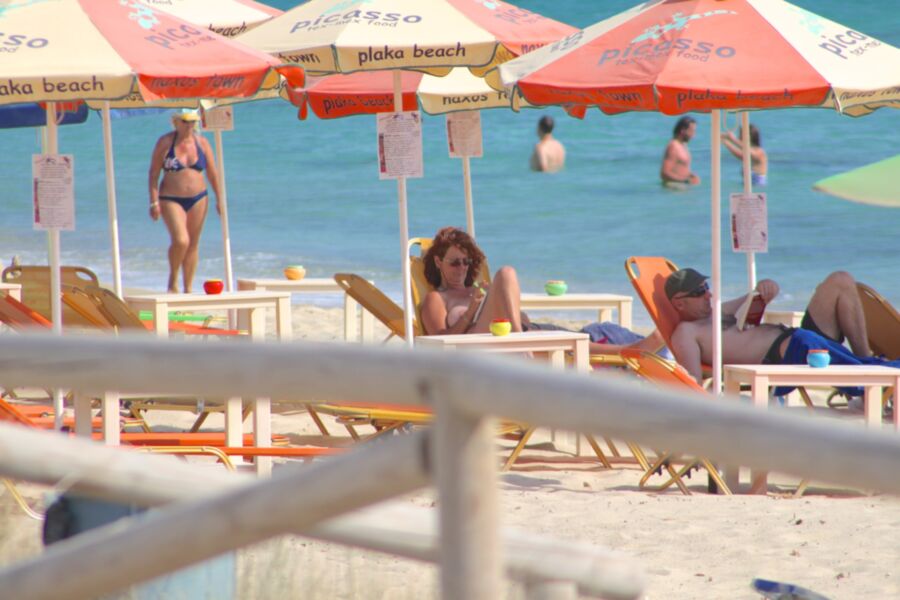 Rothaarige MILF oben ohne am Strand von Plaka auf Naxos erwischt