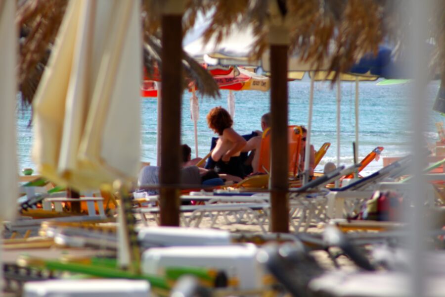 Rothaarige MILF oben ohne am Strand von Plaka auf Naxos erwischt