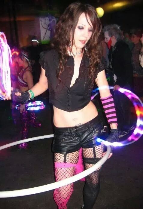 sexy lil raver chique, Cassie mostrando tudo