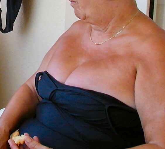 LA ABUELA ESTÁ ORGULLOSA DE SUS TETAS: ¡ELIGE UN PAR!