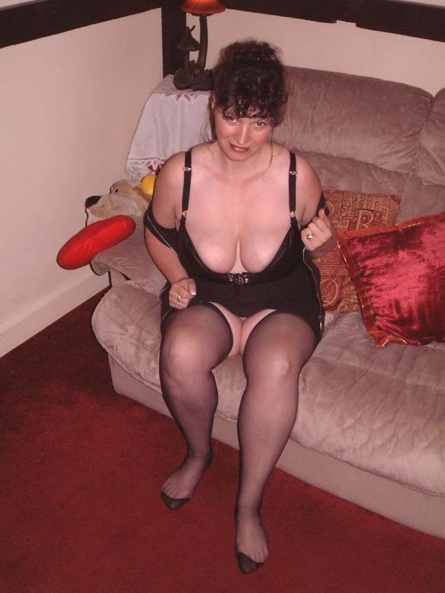 UK MILF Slut mostra seus peitos enormes!