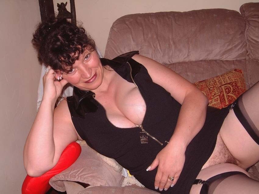 UK MILF Slut mostra seus peitos enormes!