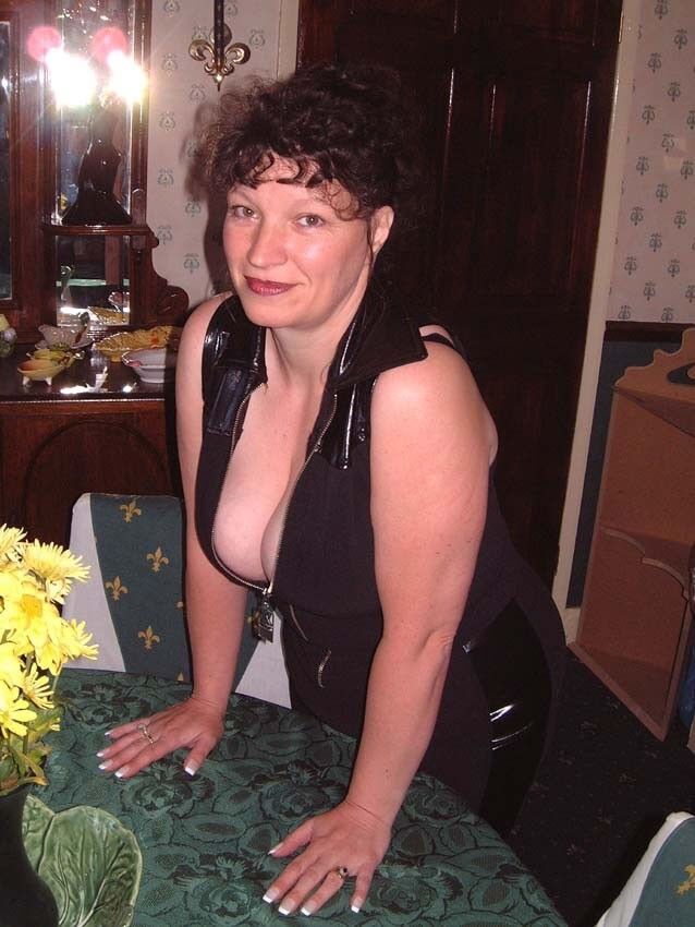 UK MILF Slut mostra seus peitos enormes!