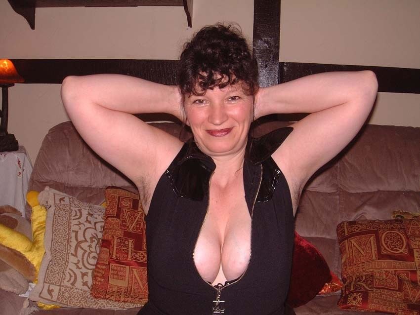 UK MILF Slut mostra seus peitos enormes!