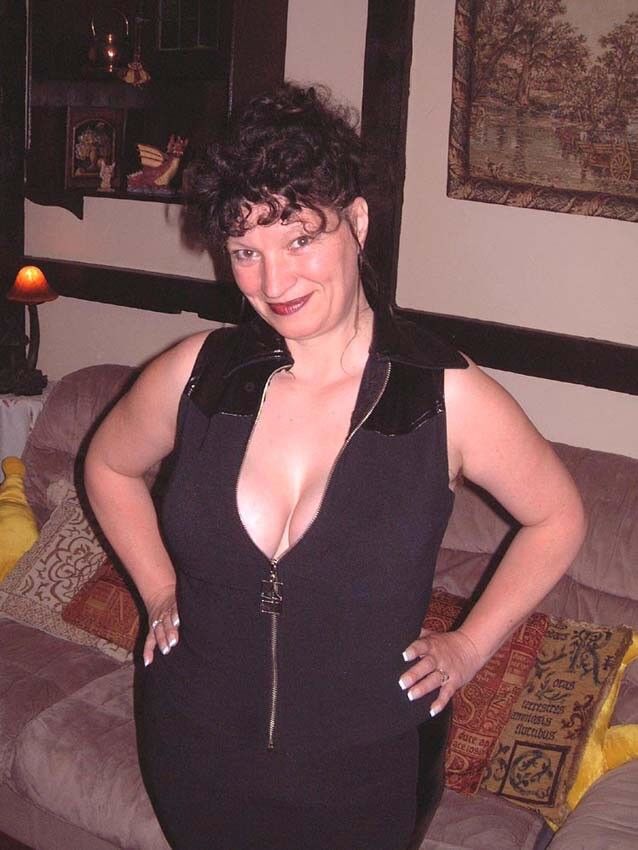 UK MILF Slut mostra seus peitos enormes!