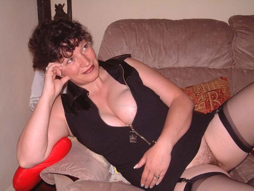 UK MILF Slut mostra seus peitos enormes!