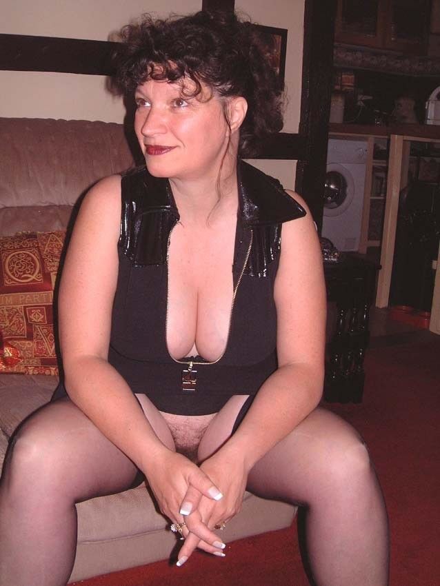 UK MILF Slut mostra seus peitos enormes!