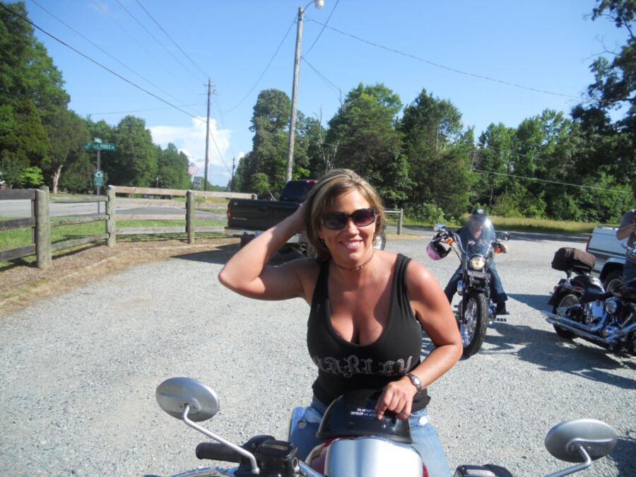 Michelle - Vollbusiges Biker-Babe