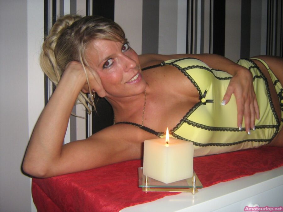 Une MILF blonde en chaleur montre son corps chaud