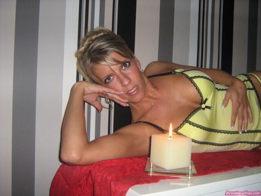 Une MILF blonde en chaleur montre son corps chaud