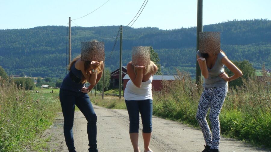 Meine Freundin (weißes Hemd) mit Freunden