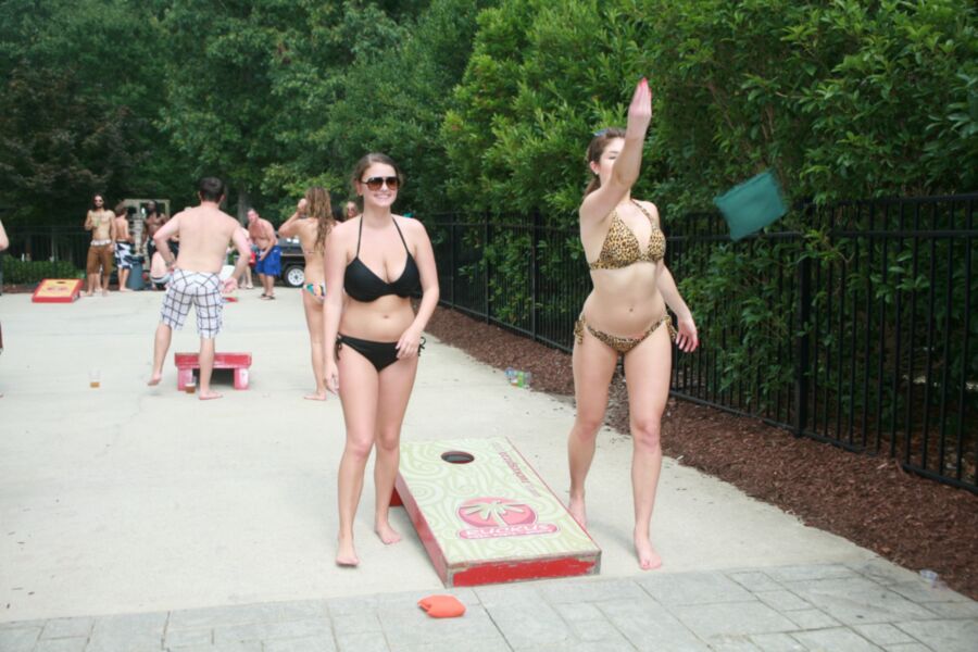 Fiesta en la piscina de tetas grandes