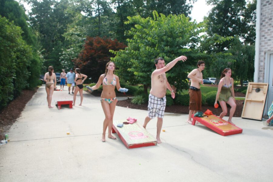 Fiesta en la piscina de tetas grandes