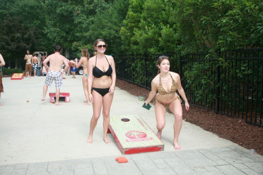 Fiesta en la piscina de tetas grandes