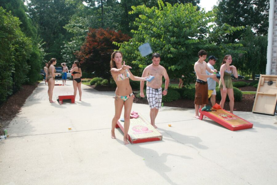 Fiesta en la piscina de tetas grandes