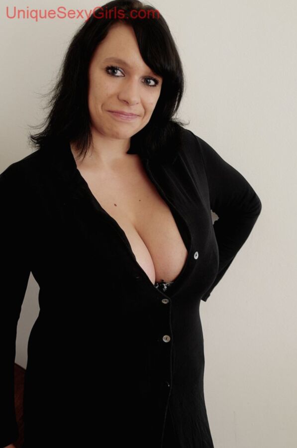 Luciana, brune aux gros seins