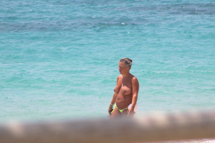 Milf bronzeada pega de topless em Plaka Beach, Naxos.